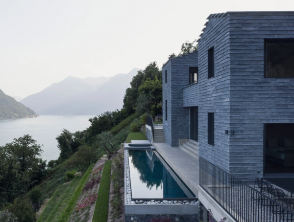 Villa dengan fasad menghadap ke danau atau pegunungan